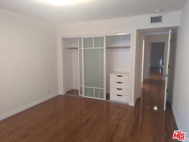 Building Photo - 1156 Las Pulgas Pl