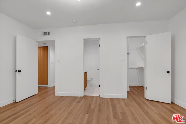 Building Photo - 950 Havenhurst Dr