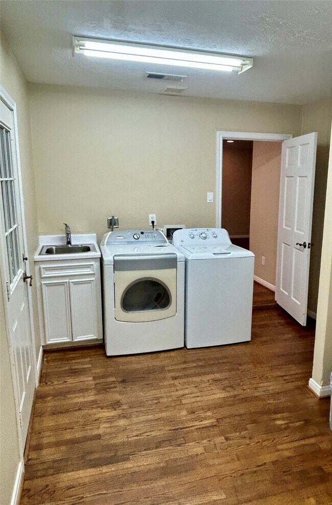 Building Photo - 5022 Darnell St