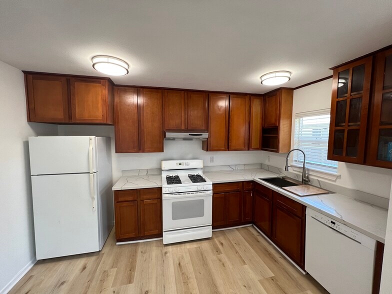 Kitchen. - 820 Gordon Ave