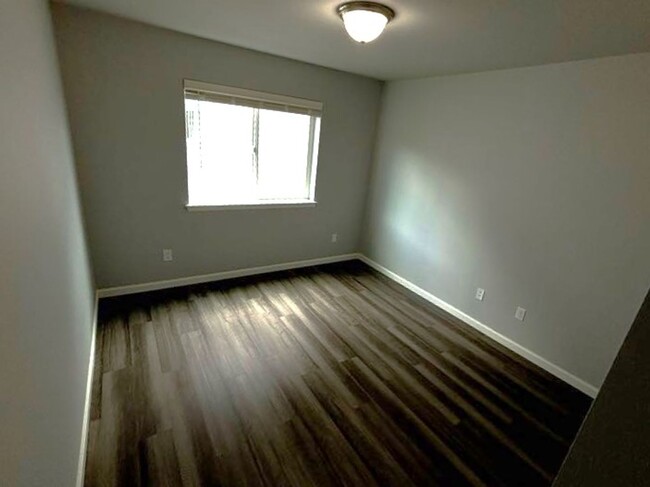 Building Photo - 4 bedroom 2.5 bathroom home in the heart o...