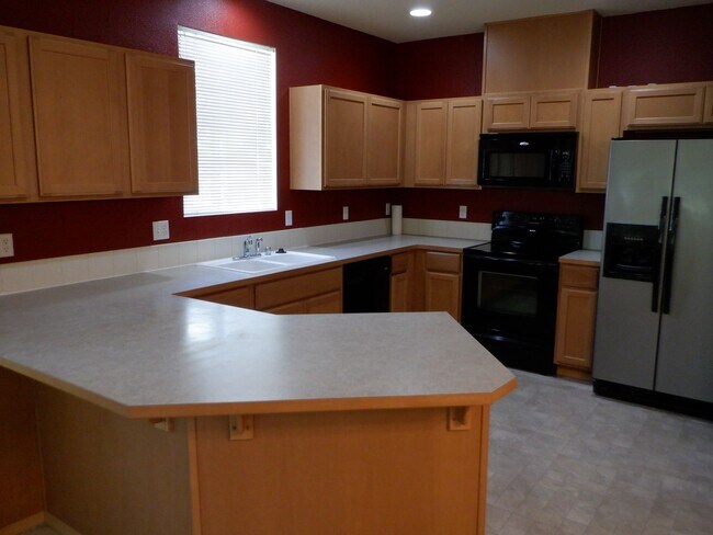 Building Photo - 2010 Garry Oaks Ave