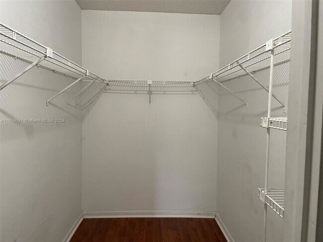 Building Photo - 6040 Shaker Wood Cir