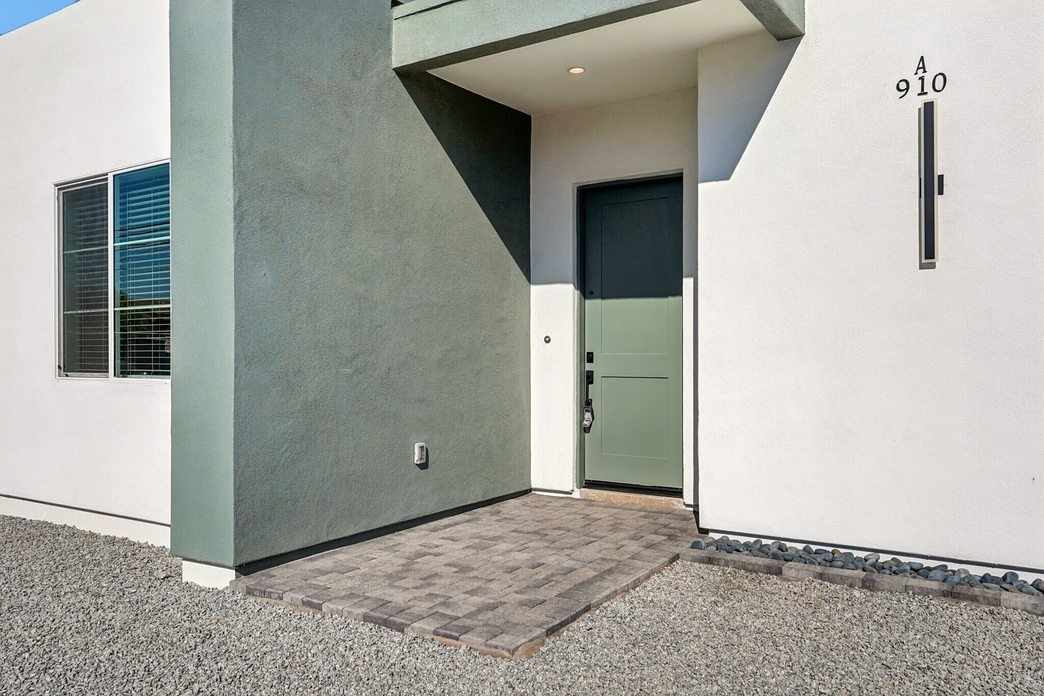 Building Photo - 910 E Roma Ave