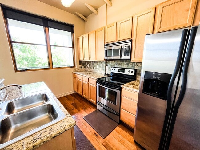 Building Photo - Fantastic Studio Condo in Old Town