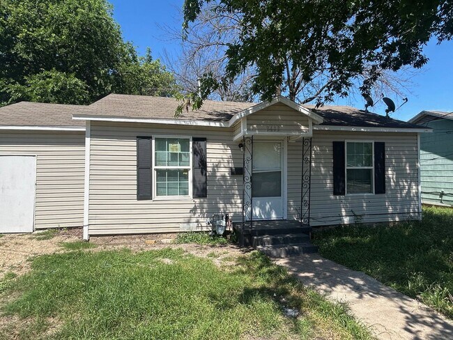 Building Photo - Inviting 2 Bedroom Home