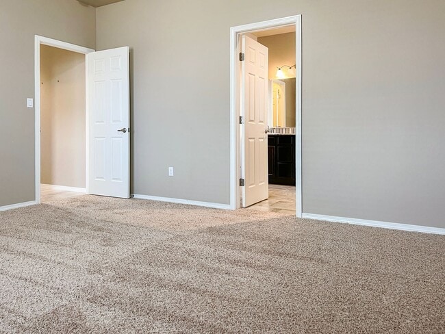 Building Photo - Modern 3 Bed 2 Bath Home - Pet Friendly!