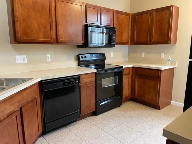 Building Photo - 8429 Towne Center Cir
