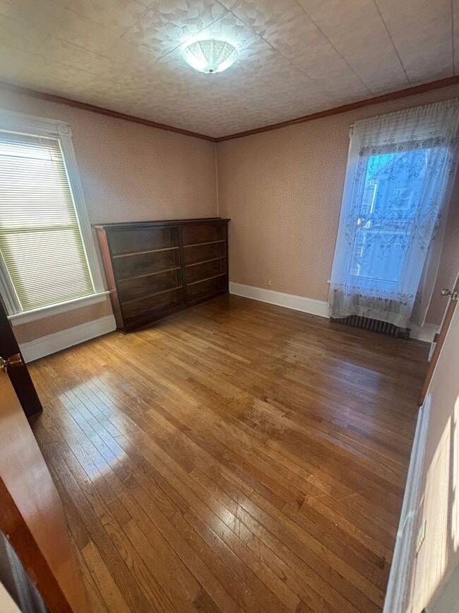 Building Photo - 10 Town Hill Ave