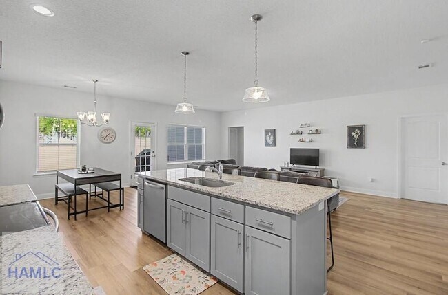 Building Photo - 413 Mcclelland Lp NE