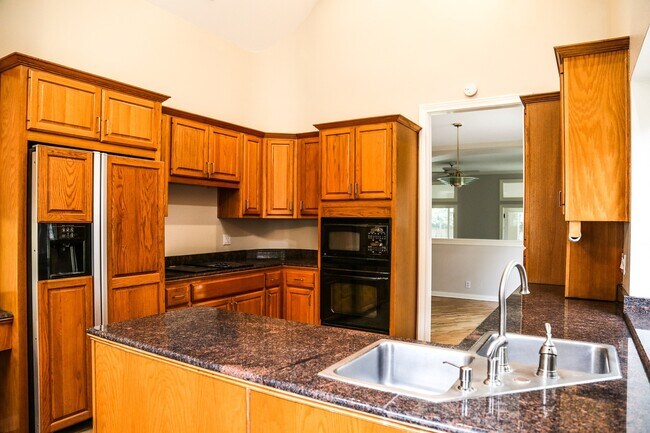 Building Photo - LINCOLN HEIGHTS 3-BEDROOM