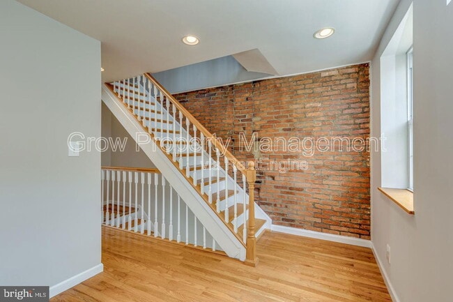 Building Photo - 331 Titan St