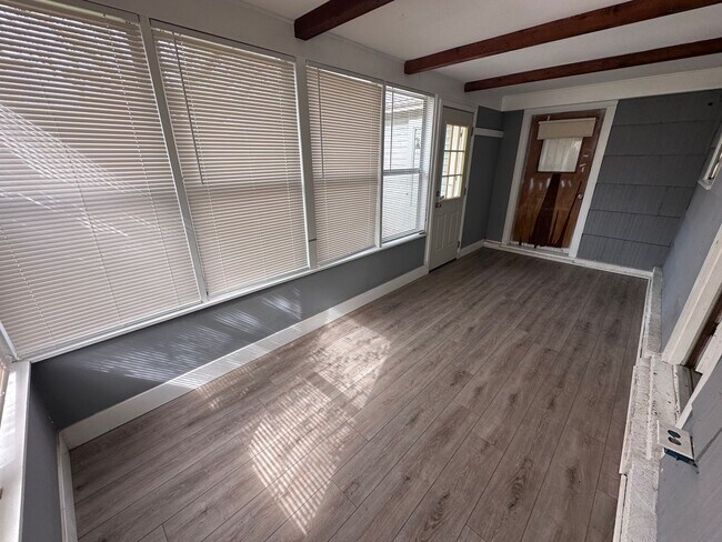 Building Photo - $1495 - 3 bedroom/ 1.5 bathroom - Beautifu...