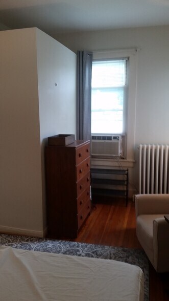Building Photo - 813 N Jackson St