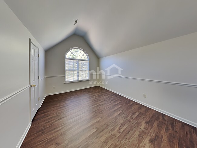Building Photo - 5124 Kiev Dr