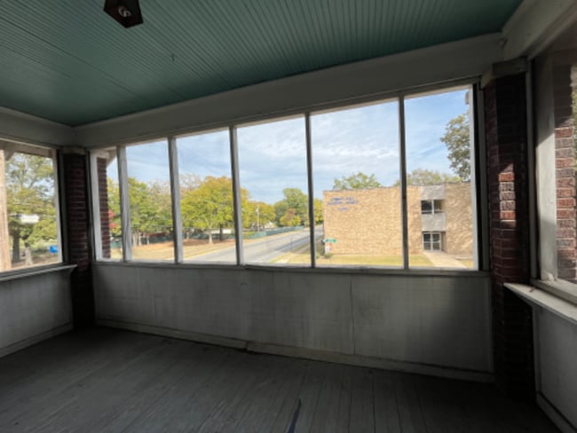 Building Photo - 1202 S Schiller St
