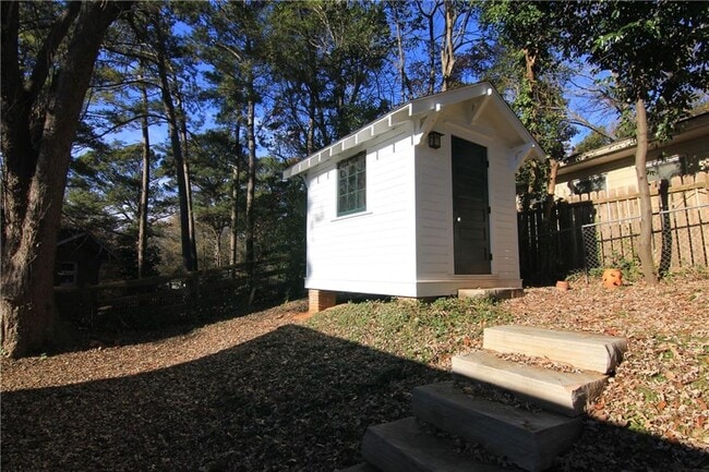 Building Photo - 3843 Commander Dr