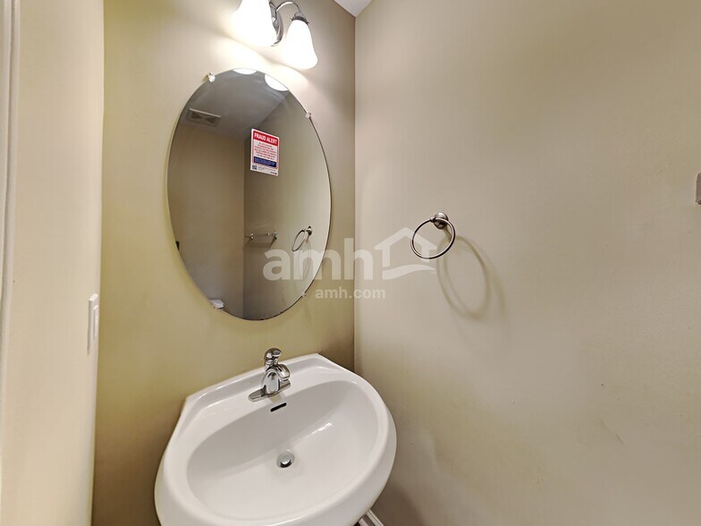 Building Photo - 5152 Chasteal Trl
