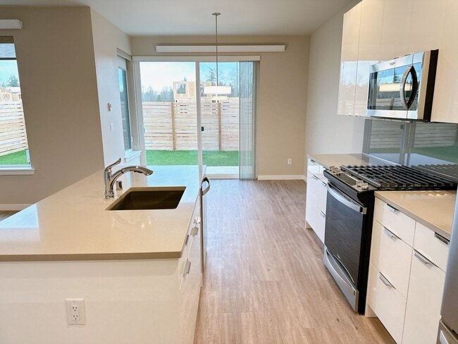 Building Photo - Available February 1st! Newer, Energy-Efficient 3 bdrm, 2.5 bath in Bellingham