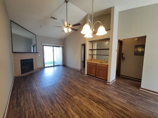 Building Photo - $1195 - 2/2 - Jefferson Square has receive...