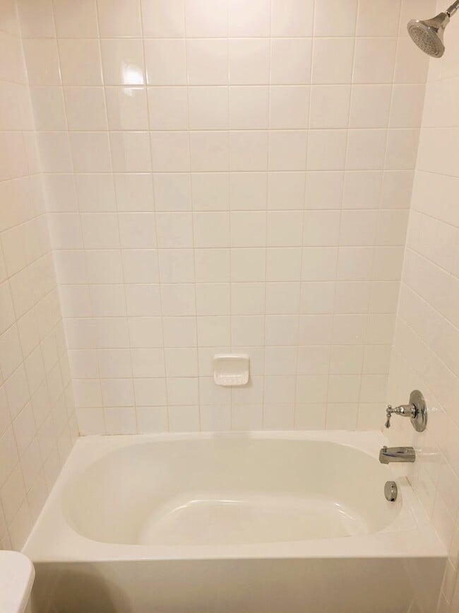 Building Photo - Immaculate 3 bedroom townhouse centrally located in Bon Air