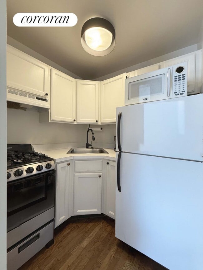 Building Photo - 16 W 95th St