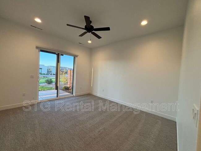 Building Photo - 2916 E Snowberry Dr