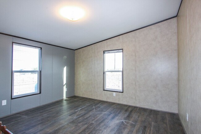 Building Photo - 3 bedroom 2 Bathroom - Horse Property