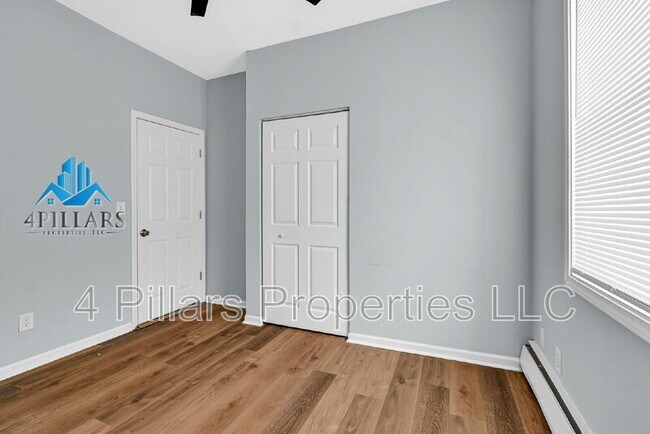 Building Photo - 803 E Chicago Ave