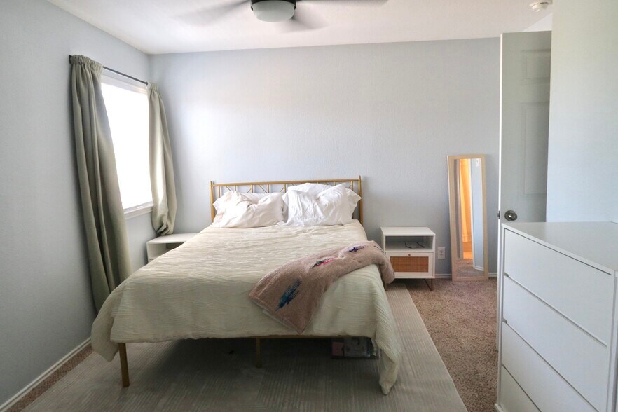 Primary bedroom - 500 Rolling Oak Dr
