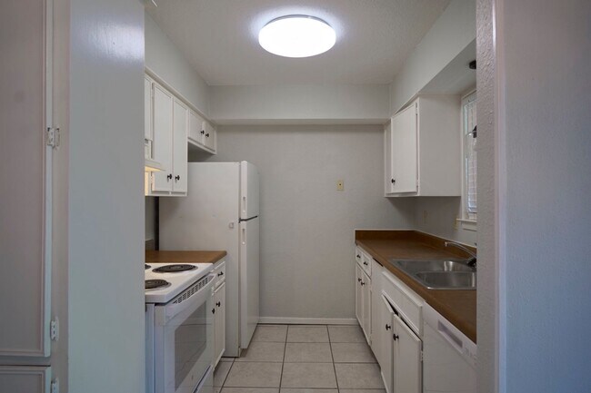 Building Photo - Cute 2 Bedroom 2 Bath Condo close to Medic...