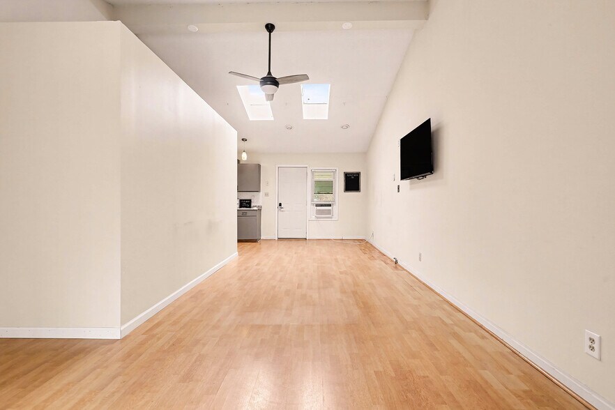 Building Photo - Room in Duplex on Spring St