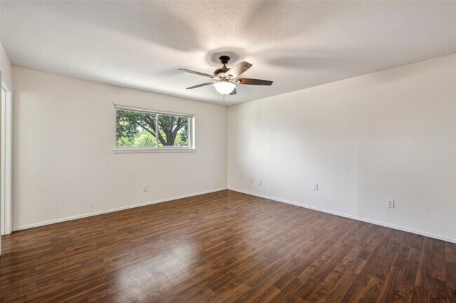 Building Photo - Beautifully crafted 3 Bed 2 Bath home in L...