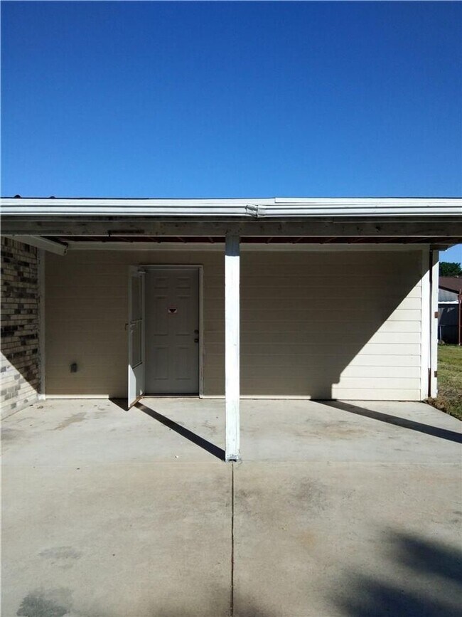 Building Photo - Cozy 3 Bed / 2 Bath Single-Family Home for...