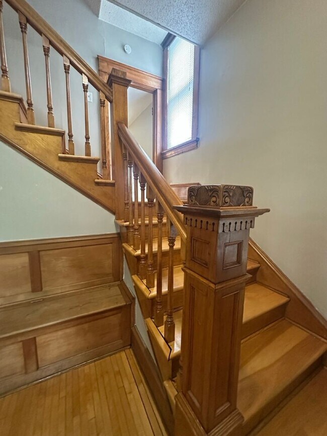 Building Photo - Beautifully Preserved 4 Bed | 2 Bath House in Saint Paul