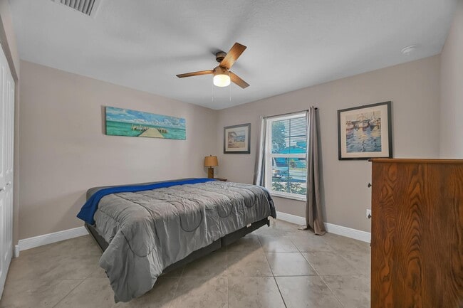 Building Photo - 713 SE East Ave