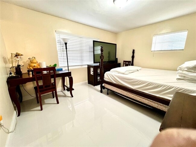 Building Photo - 5009 Deauville Dr