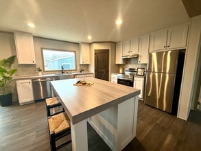 Building Photo - 15919 Flores Curv