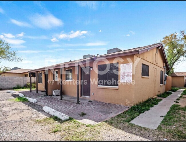 Building Photo - 729 E Mission Ln