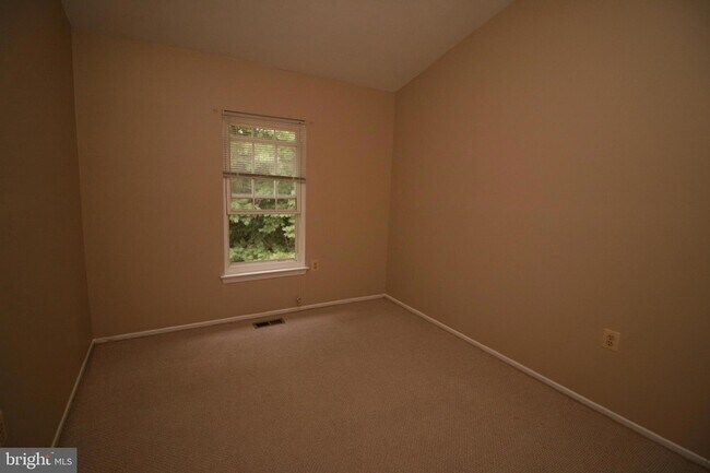 Building Photo - 512 Suffield Dr