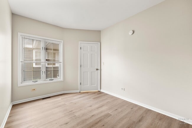 Building Photo - 615 W Parkside Dr