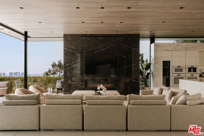 Building Photo - 1536 Blue Jay Way