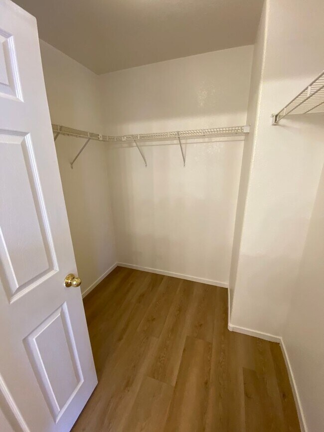 Building Photo - Great 4 bed/2.5 bath home located in the Southern area