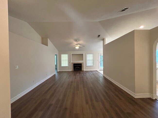 Building Photo - 2031 Sunny Dale Dr