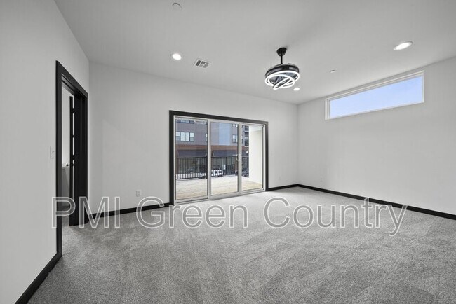 Building Photo - 114 E Elgin St