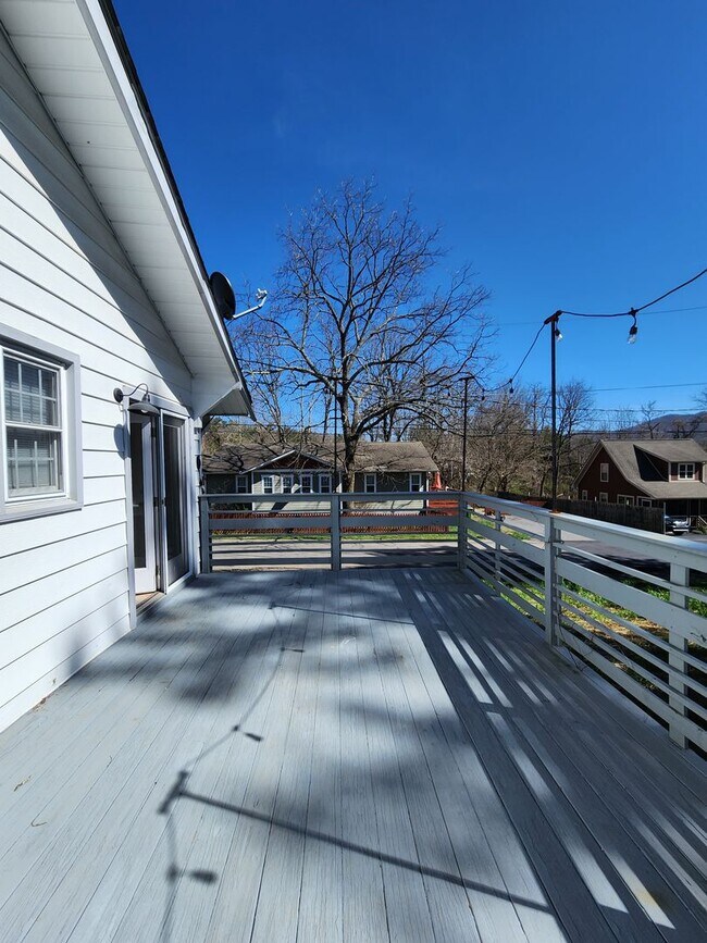 Building Photo - Oakley Rental with Most Utilities Included!