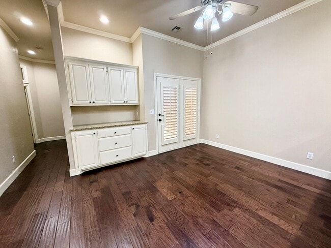 Building Photo - Fantastic Location, Fantastic Exec Home