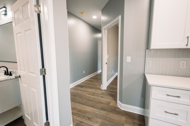 Building Photo - UNIT B