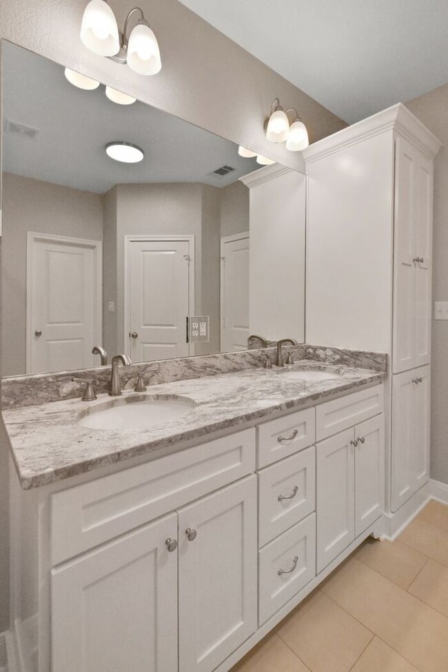 Building Photo - Stunning 4 Bed 2 Bath!