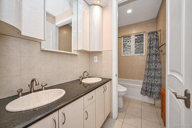 Building Photo - 77-16 Kew Forest Ln